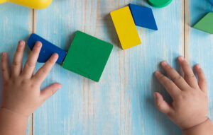 puupalikoita, keiloja, lapsen kädet